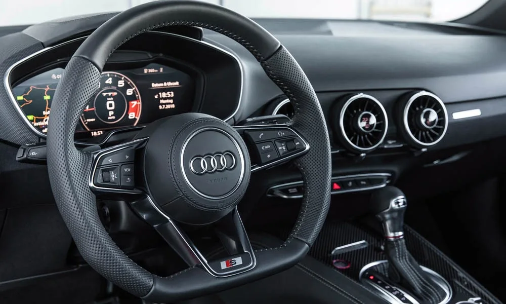 Фото Audi TT — руль, фото 3. Обшивка обода и компоновка спиц крупным планом. Клавиши на спицах управляют медиа, круизом и ассистентами — руки остаются на руле Audi TT — руль, фото 3