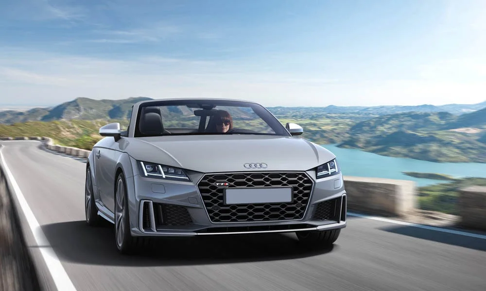 Фото Audi TTS — вид спереди, фото 13. Оптика, решётка и бампер — первое впечатление о модели. Рисунок ходовых огней — подпись модели, по нему её узнают в потоке Audi TTS — вид спереди, фото 13