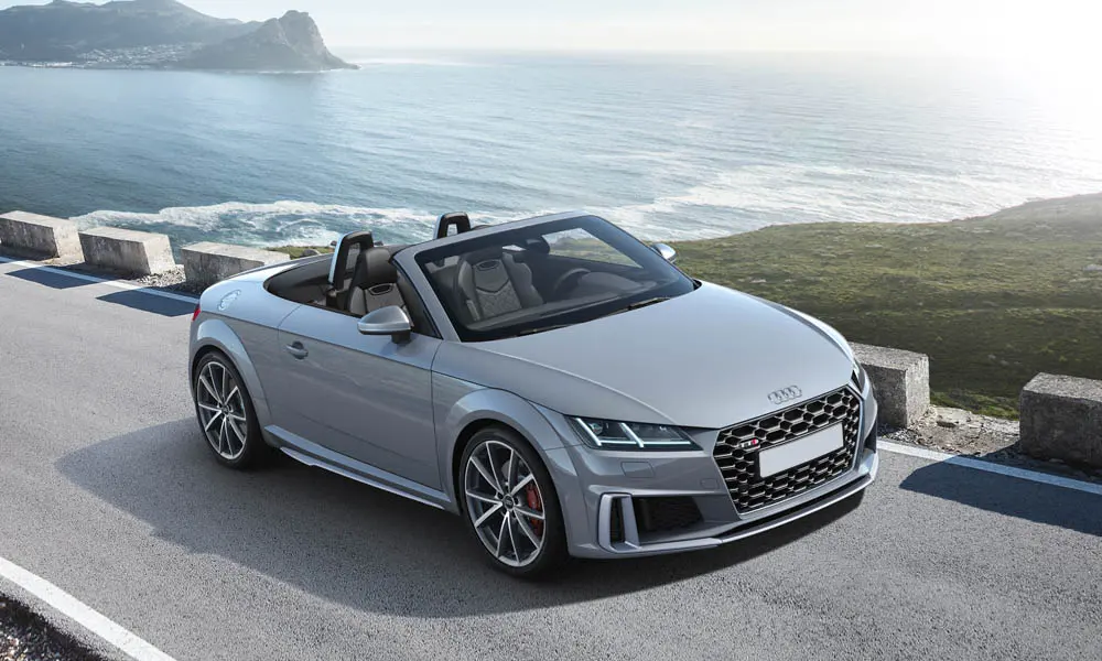 Фото Audi TTS — вид спереди, фото 14. Серый кузов, строгая симметрия оптики — базовый ракурс знакомства с дизайном Audi TTS — вид спереди, фото 14