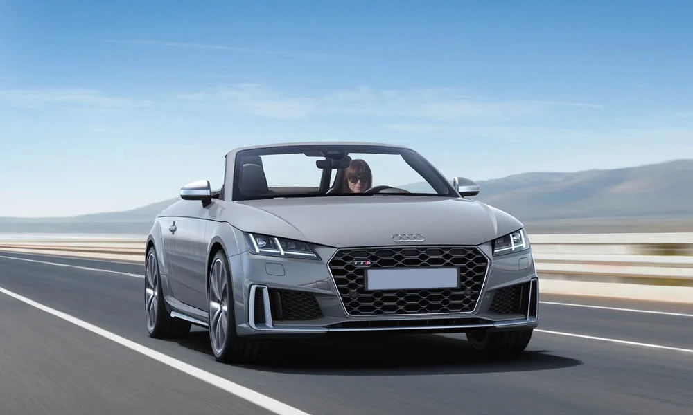 Фото Audi TTS — вид спереди, фото 15. Анфас: пропорции капота, посадка кузова и графика ходовых огней Audi TTS — вид спереди, фото 15