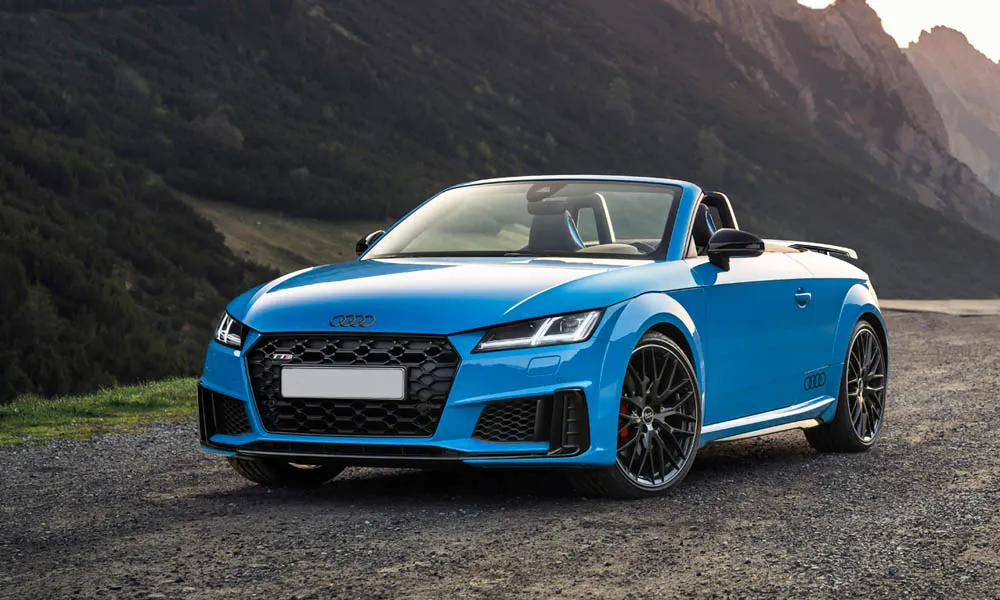 Фото Audi TTS — вид спереди, фото 16. Оптика, решётка и бампер — первое впечатление о модели. Рисунок ходовых огней — подпись модели, по нему её узнают в потоке Audi TTS — вид спереди, фото 16