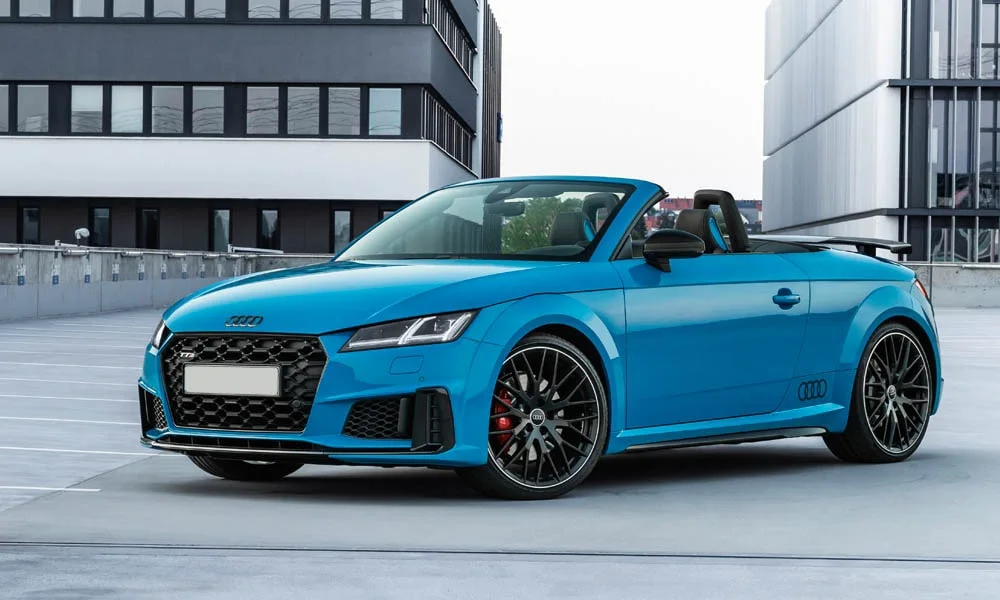 Фото Audi TTS — вид спереди, фото 17. Оптика, решётка и бампер — первое впечатление о модели. Рисунок ходовых огней — подпись модели, по нему её узнают в потоке Audi TTS — вид спереди, фото 17