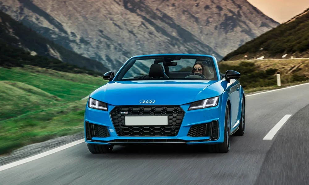 Фото Audi TTS — вид спереди, фото 18. Оптика, решётка и бампер — первое впечатление о модели. Дневные ходовые огни включаются автоматически с запуском Audi TTS — вид спереди, фото 18