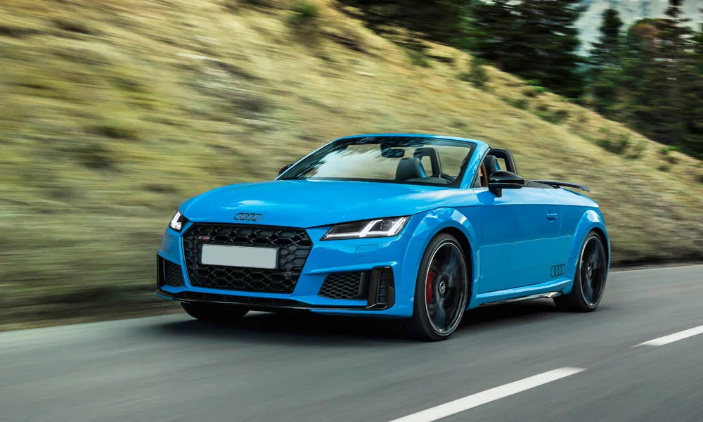 Фото Audi TTS — вид спереди, фото 19. Передок в синем исполнении — крупная светотехника и выразительный бампер Audi TTS — вид спереди, фото 19