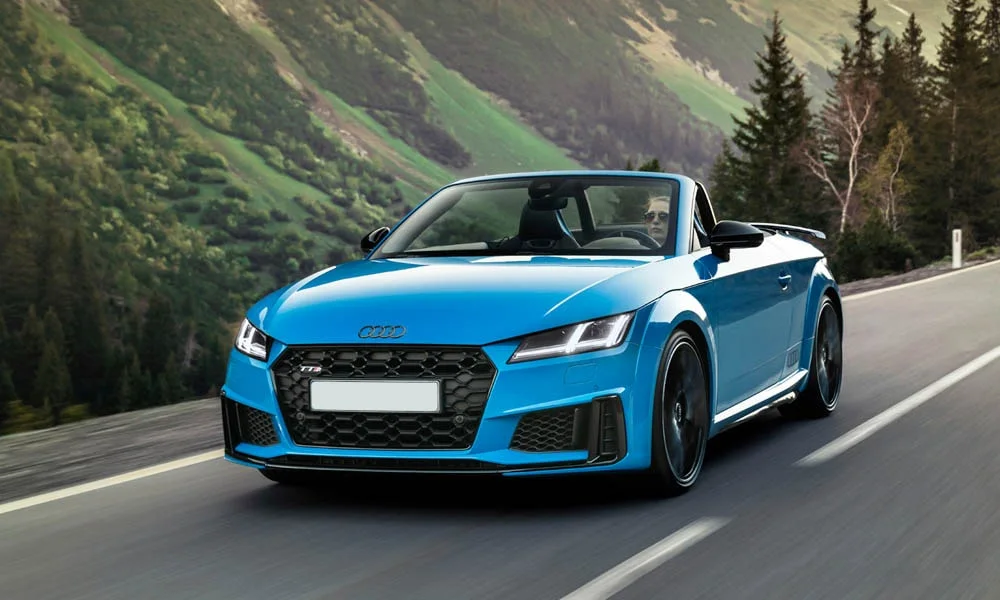 Фото Audi TTS — вид спереди, фото 21. Анфас: пропорции капота, посадка кузова и графика ходовых огней Audi TTS — вид спереди, фото 21
