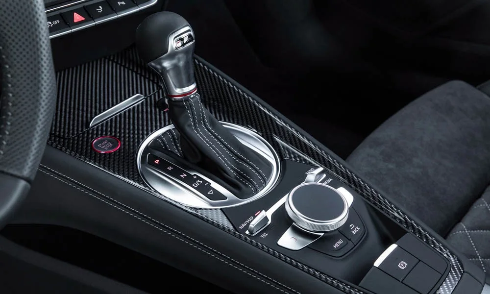 Фото Audi TTS — селектор коробки передач, фото 3. Управление коробкой: компактный селектор освобождает место на тоннеле. Режимы движения и электронный ручник собраны рядом с селектором Audi TTS — селектор коробки передач, фото 3