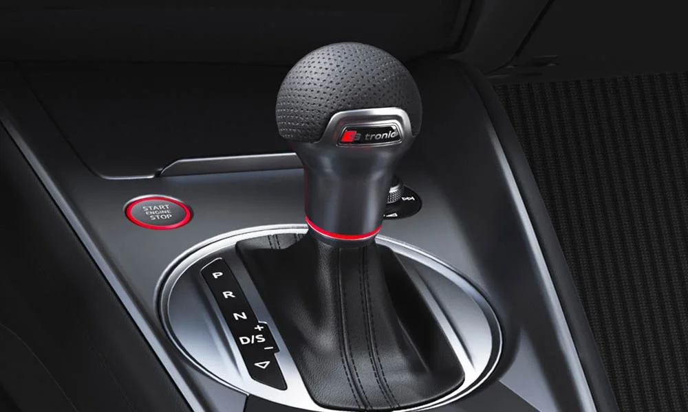 Фото Audi TTS — селектор коробки передач, фото 4. Управление коробкой: компактный селектор освобождает место на тоннеле Audi TTS — селектор коробки передач, фото 4