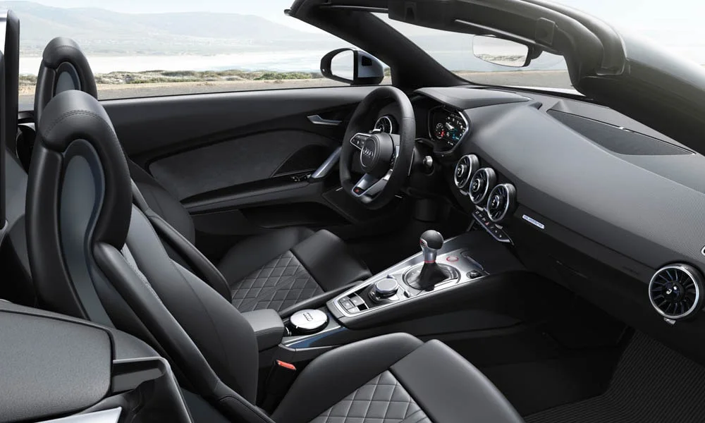 Фото Audi TTS — интерьер, фото 2. Интерьер с тёмной отделкой — видно сочетание материалов панели и кресел Audi TTS — интерьер, фото 2