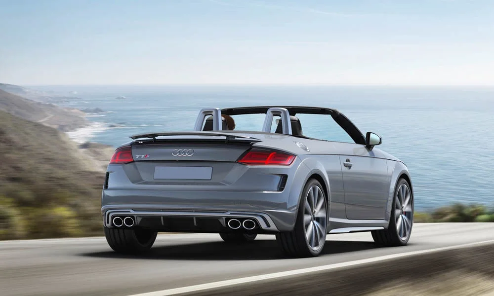 Фото Audi TTS — вид сзади, фото 14. Серый кузов сзади — фонари и бампер определяют ночной образ модели Audi TTS — вид сзади, фото 14