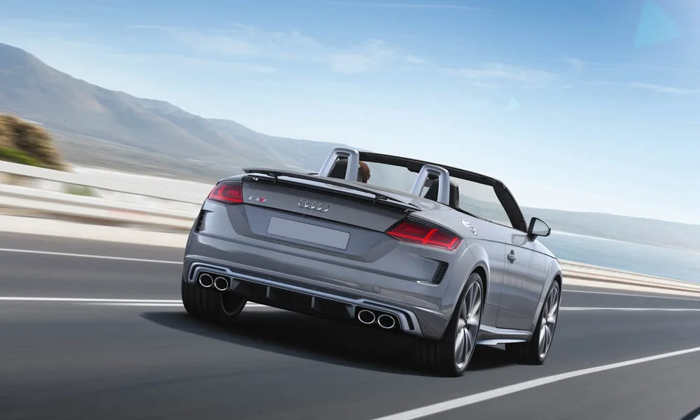 Фото Audi TTS — вид сзади, фото 15. Графика фонарей, бампер и оформление пятой двери. Насадки выхлопа или их имитация внизу бампера различают версии Audi TTS — вид сзади, фото 15
