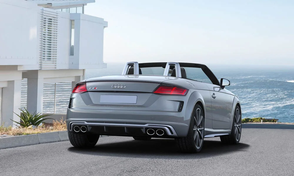 Фото Audi TTS — вид сзади, фото 16. Графика фонарей, бампер и оформление пятой двери Audi TTS — вид сзади, фото 16