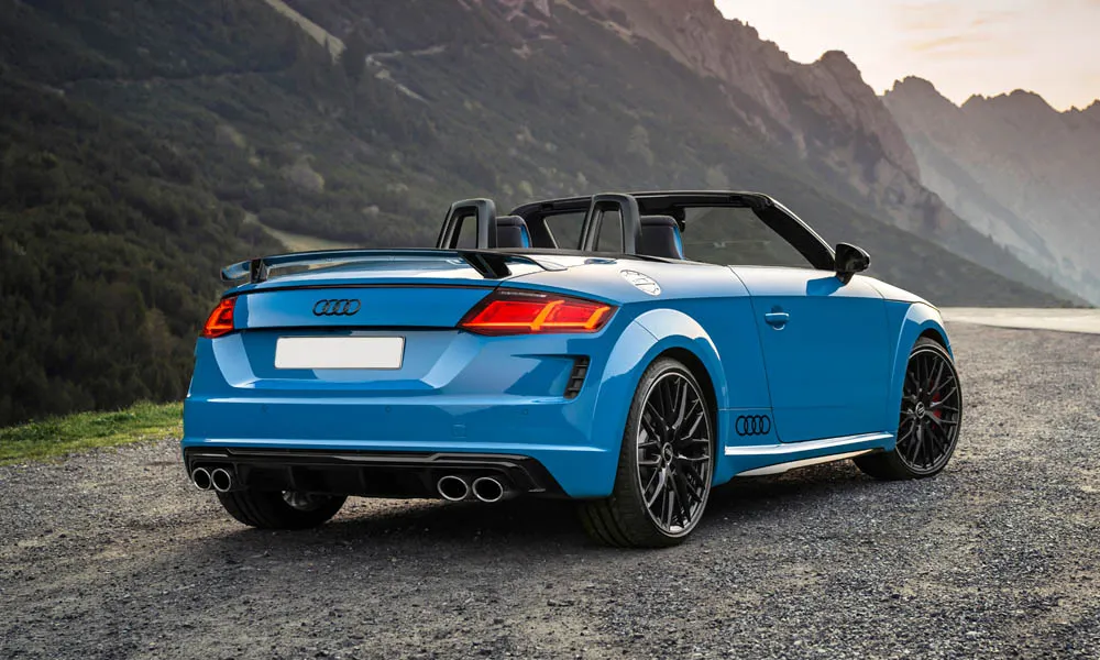 Фото Audi TTS — вид сзади, фото 17. Линия крыши, стойки и задняя дверь в синем исполнении Audi TTS — вид сзади, фото 17