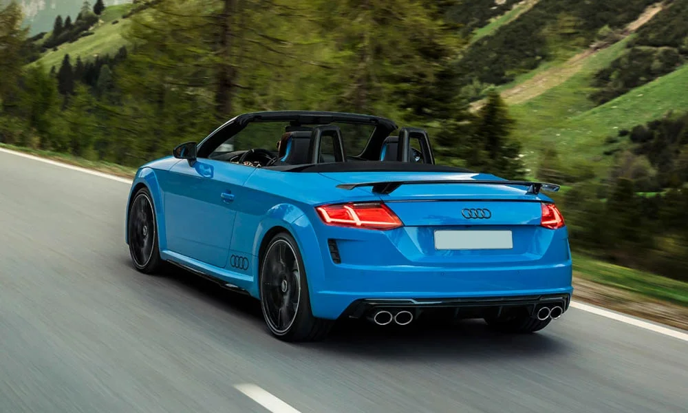 Фото Audi TTS — вид сзади, фото 18. Графика фонарей, бампер и оформление пятой двери. Светодиодная полоса или раздельные секции — задняя оптика стала главным украшением кормы Audi TTS — вид сзади, фото 18