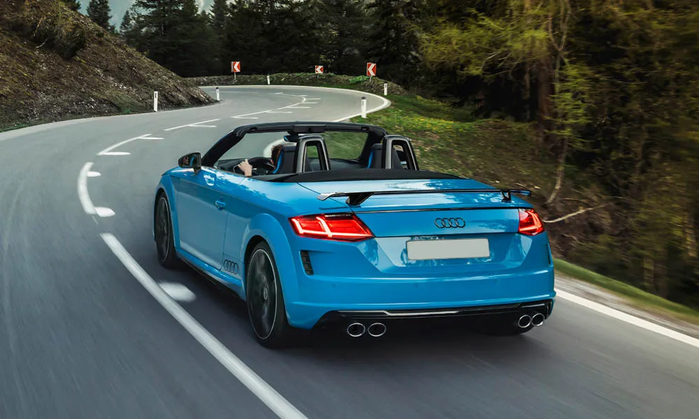 Фото Audi TTS — вид сзади, фото 19. Синий кузов сзади — фонари и бампер определяют ночной образ модели. Светодиодная полоса или раздельные секции — задняя оптика стала главным украшением кормы Audi TTS — вид сзади, фото 19