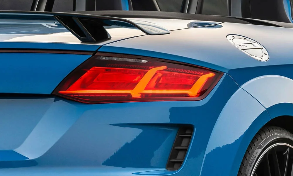 Фото Audi TTS — вид сзади, фото 20. Корма в синем цвете: графика фонарей и пластика пятой двери. Светодиодная полоса или раздельные секции — задняя оптика стала главным украшением кормы Audi TTS — вид сзади, фото 20