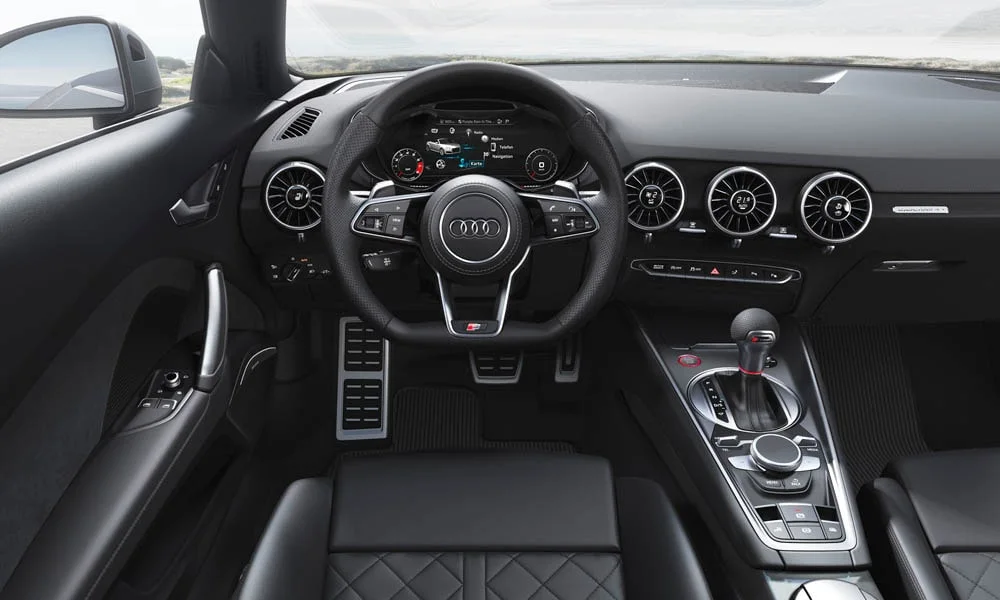 Фото Audi TTS — руль, фото 3. Обшивка обода и компоновка спиц крупным планом. Обогрев обода — опция, которую оценят зимой Audi TTS — руль, фото 3
