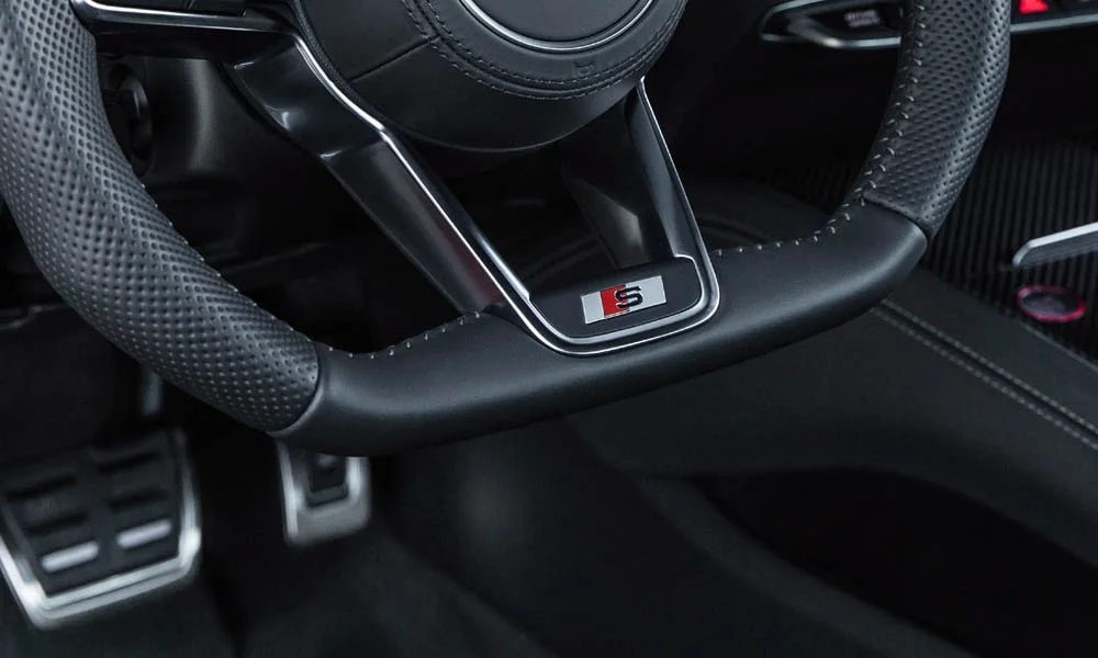 Фото Audi TTS — руль, фото 4. Обшивка обода и компоновка спиц крупным планом Audi TTS — руль, фото 4