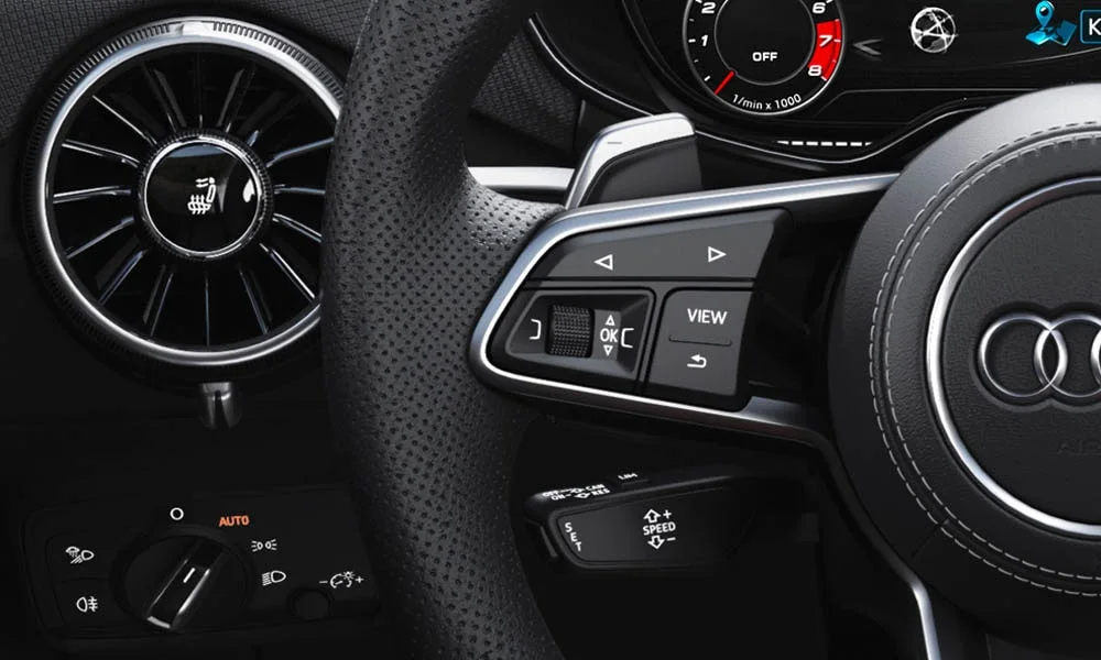 Фото Audi TTS — руль, фото 6. Обшивка обода и компоновка спиц крупным планом. Клавиши на спицах управляют медиа, круизом и ассистентами — руки остаются на руле Audi TTS — руль, фото 6