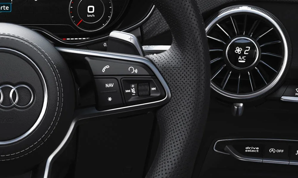Фото Audi TTS — руль, фото 7. Обшивка обода и компоновка спиц крупным планом. Правильная посадка: руки на «9 и 3», приборы читаются поверх обода Audi TTS — руль, фото 7