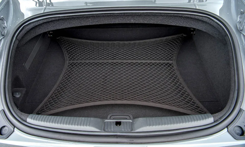 Фото Audi TTS — багажник. Грузовой отсек с открытой дверью: погрузочная высота и ширина проёма. Спинки второго ряда складываются и расширяют отсек под длинные грузы Audi TTS — багажник