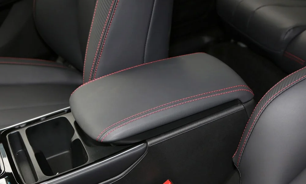 Фото BAIC U5 Plus (2023) — центральный подлокотник. Зона отдыха правой руки между креслами. Внутри — бокс для мелочей; у ряда версий с охлаждением и USB BAIC U5 Plus (2023) — центральный подлокотник