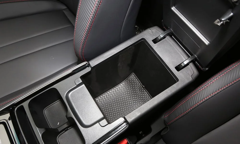 Фото BAIC U5 Plus (2023) — центральная консоль. Подстаканники и ниши для мелочей между креслами. Прорезиненное дно ниш удерживает мелочи в поворотах BAIC U5 Plus (2023) — центральная консоль
