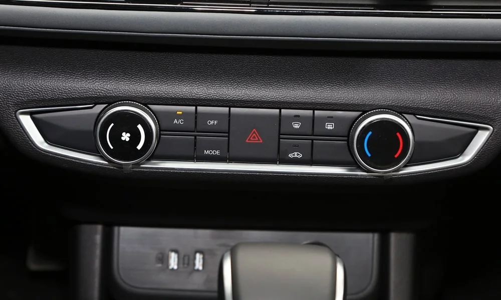 Фото BAIC U5 Plus (2023) — блок климат-контроля. Панель климата крупным планом — регулировки доступны на ощупь. Отдельные клавиши климата удобнее сенсорных меню в движении BAIC U5 Plus (2023) — блок климат-контроля