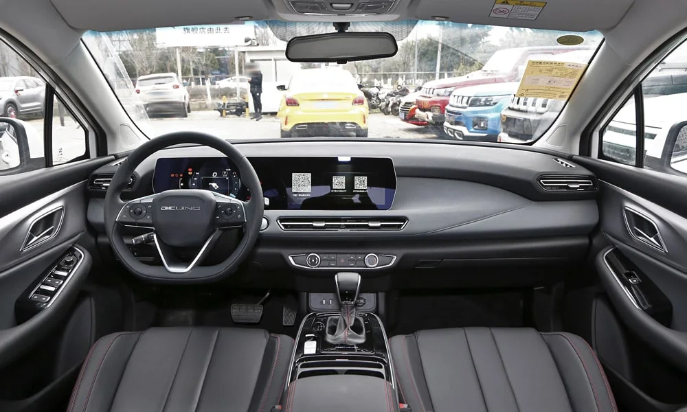 Фото BAIC U5 Plus (2023) — передняя панель. Компоновка экранов, дефлекторов и консоли. Минимум физических кнопок — ставка на экранное управление BAIC U5 Plus (2023) — передняя панель