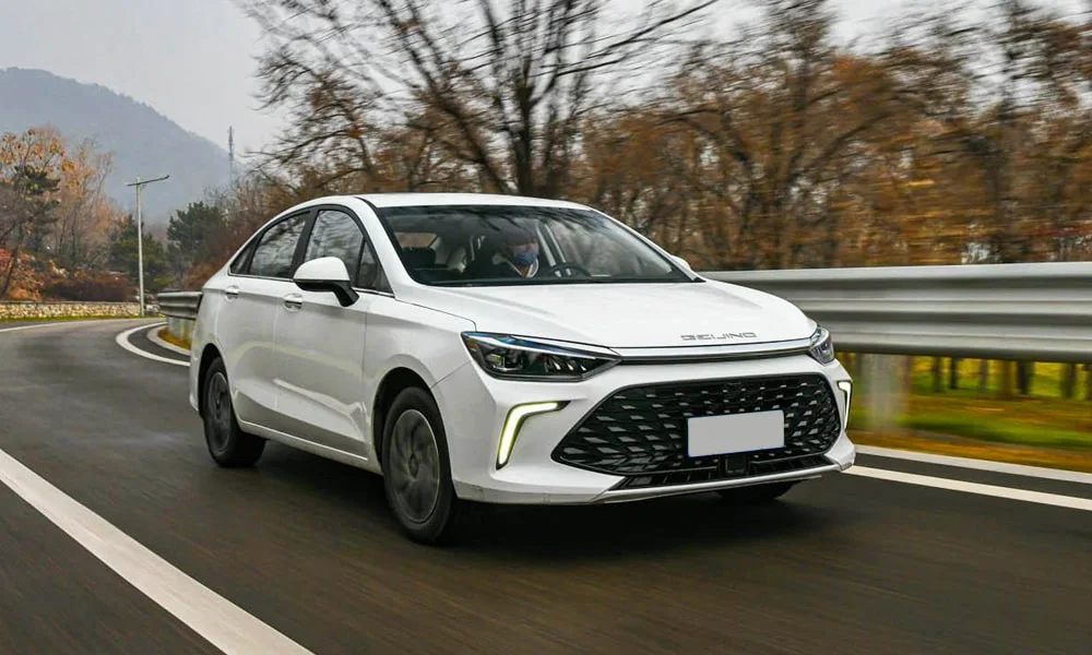 Фото BAIC U5 Plus (2023) — вид спереди, фото 4. Кузов в белом цвете: рисунок оптики и решётки задаёт узнаваемое «лицо» модели. Рисунок ходовых огней — подпись модели, по нему её узнают в потоке BAIC U5 Plus (2023) — вид спереди, фото 4