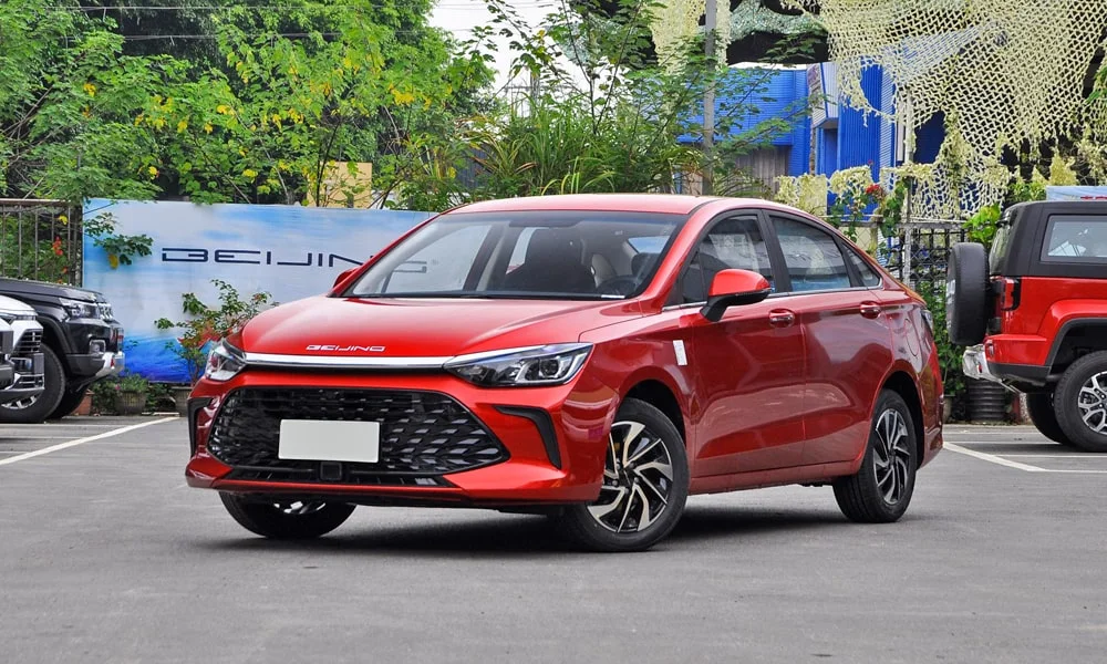 Фото BAIC U5 Plus (2023) — вид спереди, фото 6. Оптика, решётка и бампер — первое впечатление о модели. Рисунок ходовых огней — подпись модели, по нему её узнают в потоке BAIC U5 Plus (2023) — вид спереди, фото 6
