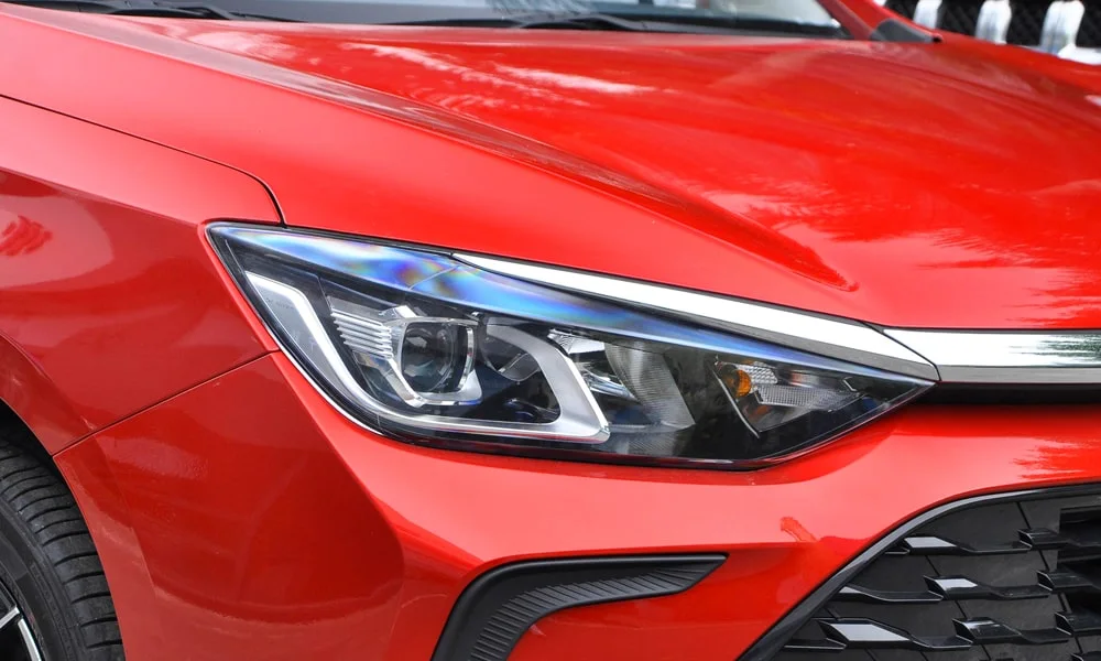 Фото BAIC U5 Plus (2023) — вид спереди, фото 8. Красный кузов, строгая симметрия оптики — базовый ракурс знакомства с дизайном BAIC U5 Plus (2023) — вид спереди, фото 8