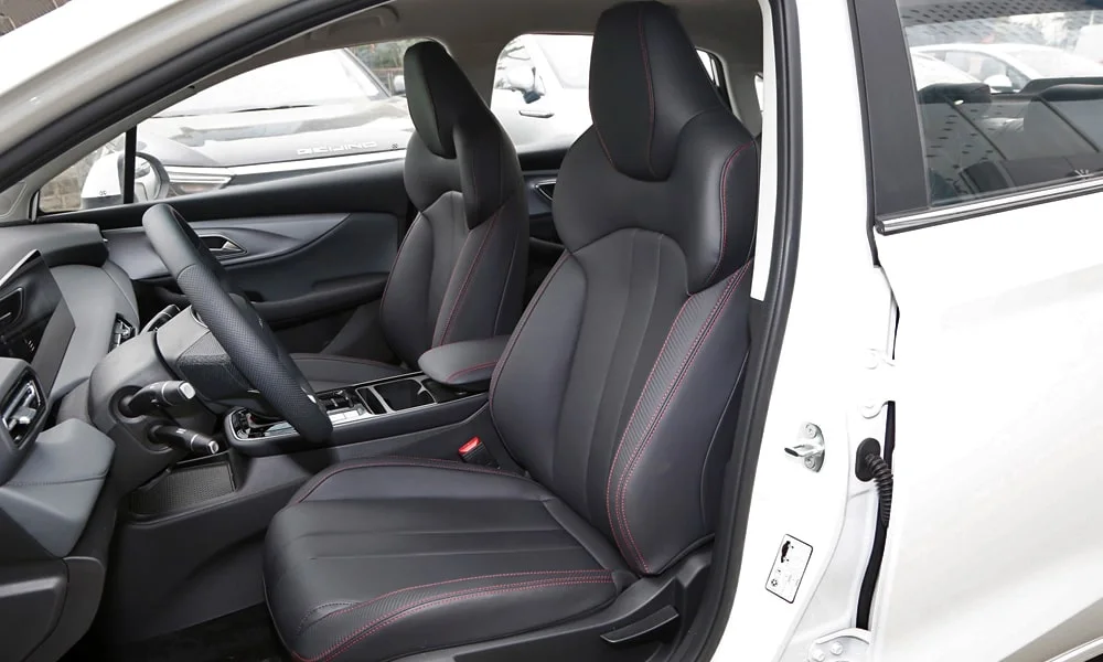 Фото BAIC U5 Plus (2023) — передние сиденья. Профиль кресел: боковая поддержка и подголовники BAIC U5 Plus (2023) — передние сиденья