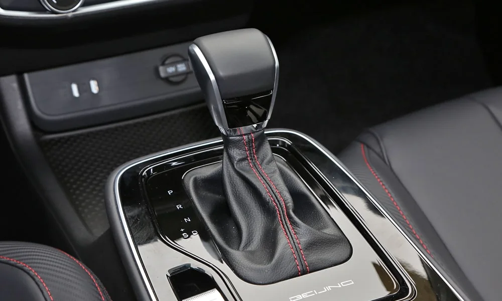 Фото BAIC U5 Plus (2023) — селектор коробки передач. Управление коробкой: компактный селектор освобождает место на тоннеле BAIC U5 Plus (2023) — селектор коробки передач