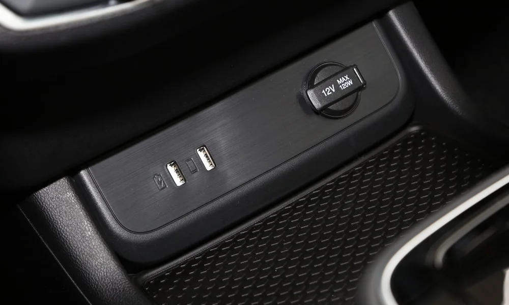 Фото BAIC U5 Plus (2023) — интерьер, фото 2. Общий план салона: архитектура панели, консоль и кресла. Уровень отделки читается по стыкам панелей и мягким поверхностям в зонах касания BAIC U5 Plus (2023) — интерьер, фото 2