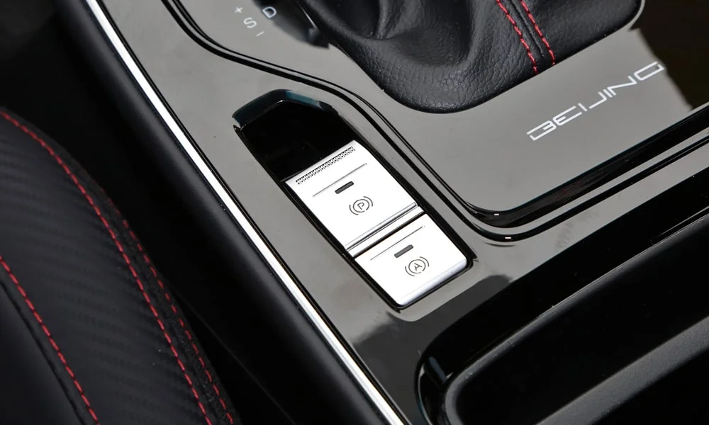 Фото BAIC U5 Plus (2023) — интерьер, фото 4. Общий план салона: архитектура панели, консоль и кресла. Светлая гамма зрительно расширяет салон, тёмная — практичнее в уходе BAIC U5 Plus (2023) — интерьер, фото 4