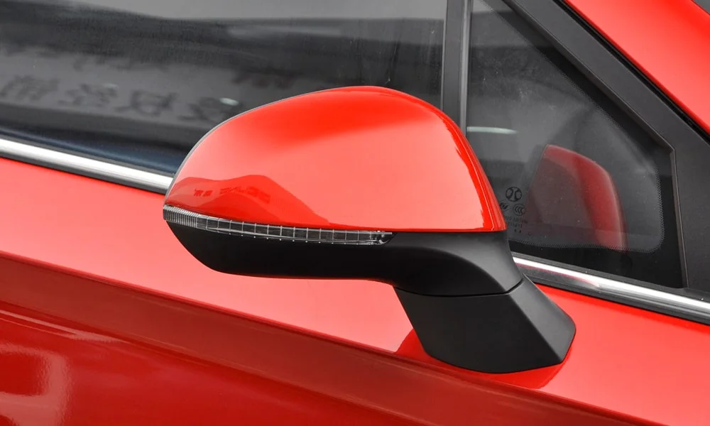 Фото BAIC U5 Plus (2023) — наружное зеркало. Корпус зеркала в цвет кузова или контрастный чёрный — зависит от комплектации. Обогрев и электроскладывание зеркал управляются с водительской двери BAIC U5 Plus (2023) — наружное зеркало