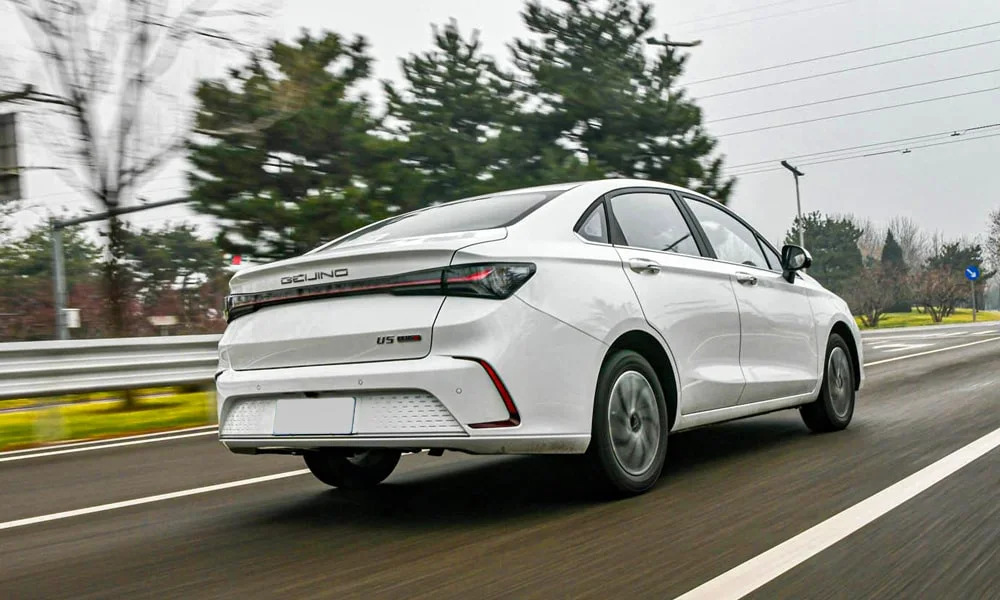 Фото BAIC U5 Plus (2023) — вид сзади, фото 4. Графика фонарей, бампер и оформление пятой двери BAIC U5 Plus (2023) — вид сзади, фото 4