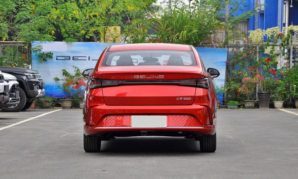 Фото BAIC U5 Plus (2023) — вид сзади, фото 6. Корма в красном цвете: графика фонарей и пластика пятой двери. Светодиодная полоса или раздельные секции — задняя оптика стала главным украшением кормы BAIC U5 Plus (2023) — вид сзади, фото 6