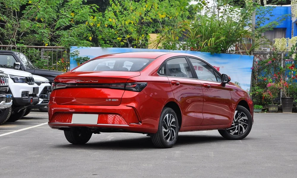 Фото BAIC U5 Plus (2023) — вид сзади, фото 7. Линия крыши, стойки и задняя дверь в красном исполнении. Насадки выхлопа или их имитация внизу бампера различают версии BAIC U5 Plus (2023) — вид сзади, фото 7