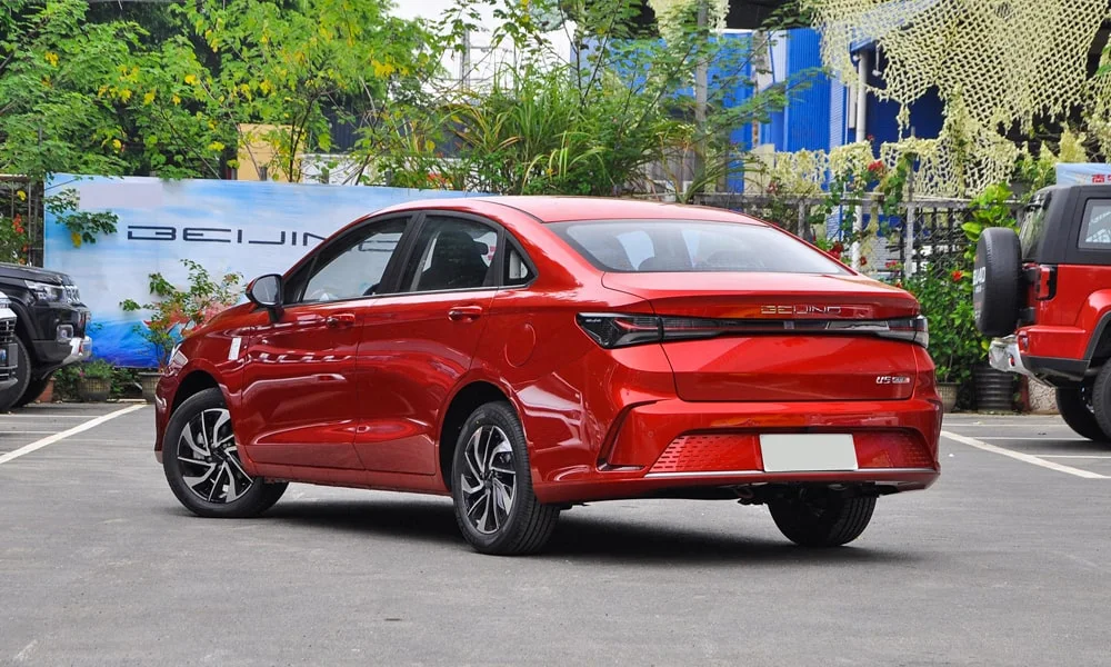 Фото BAIC U5 Plus (2023) — вид сзади, фото 8. Графика фонарей, бампер и оформление пятой двери. Светодиодная полоса или раздельные секции — задняя оптика стала главным украшением кормы BAIC U5 Plus (2023) — вид сзади, фото 8