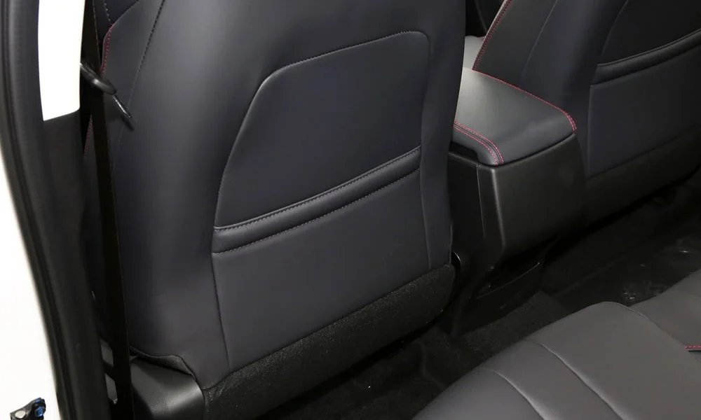 Фото BAIC U5 Plus (2023) — задние сиденья, фото 2. Посадка второго ряда: подголовники и подлокотник. Спинки складываются под длинные грузы у большинства версий BAIC U5 Plus (2023) — задние сиденья, фото 2