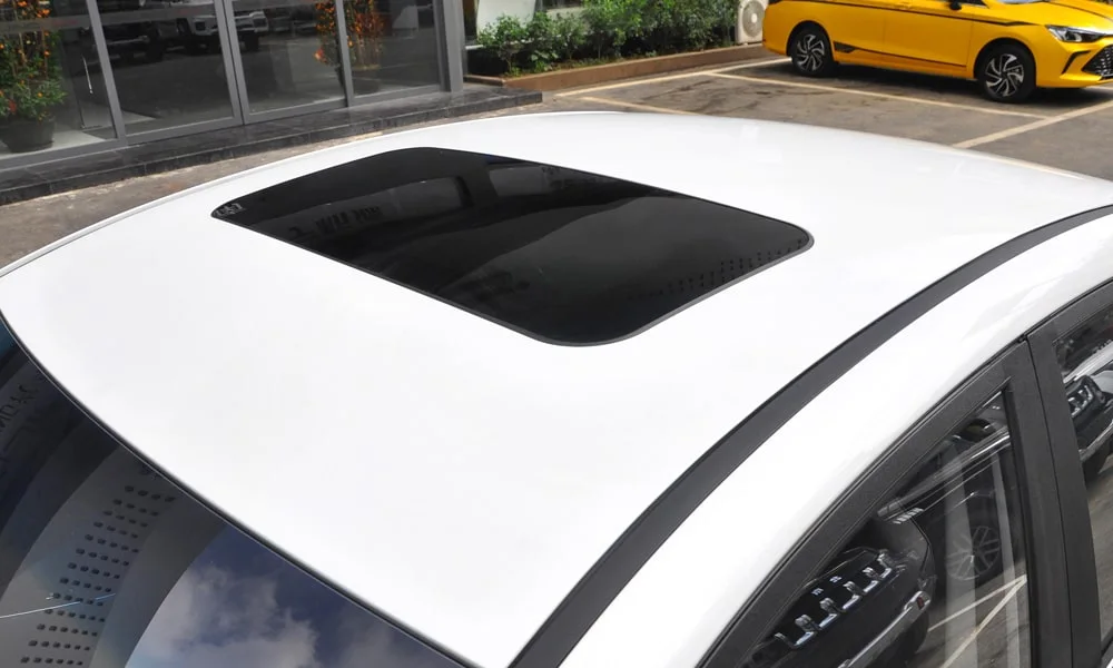 Фото BAIC U5 Plus (2023) — крыша. Крыша сверху: остекление, рейлинги и антенна-плавник BAIC U5 Plus (2023) — крыша
