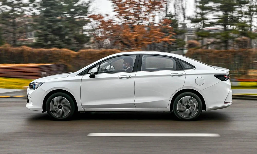 Фото BAIC U5 Plus (2023) — вид сбоку. Профиль в белом цвете: соотношение колёсной базы и свесов. Длинная база — простор второго ряда; короткие свесы упрощают парковку BAIC U5 Plus (2023) — вид сбоку