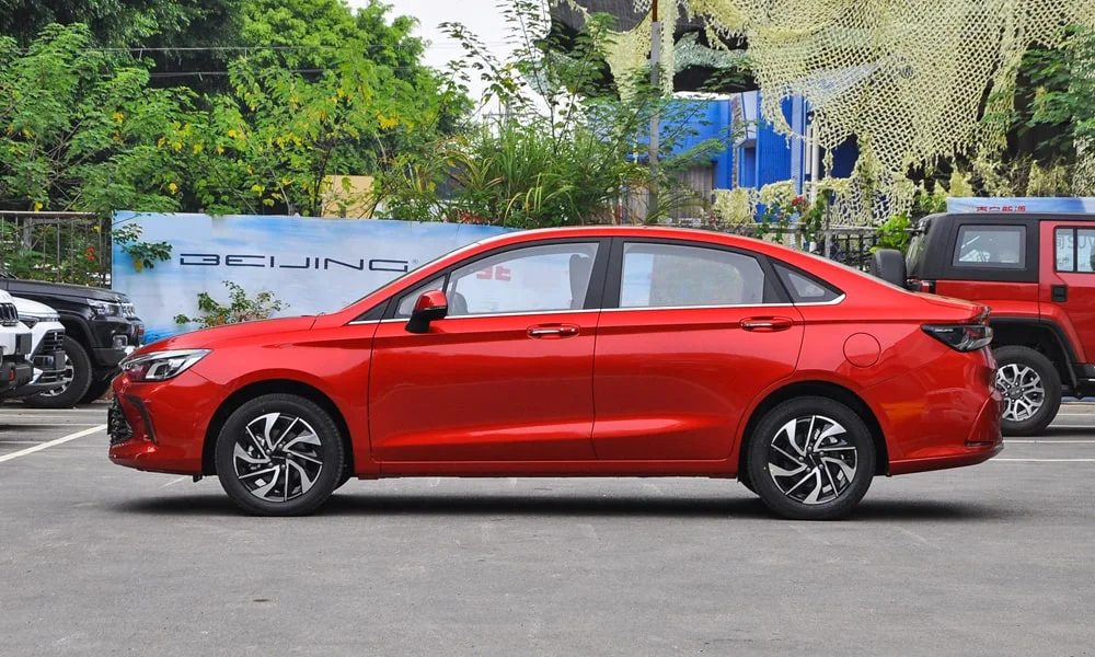 Фото BAIC U5 Plus (2023) — вид сбоку, фото 2. Профиль кузова: колёсная база, свесы и линия остекления BAIC U5 Plus (2023) — вид сбоку, фото 2