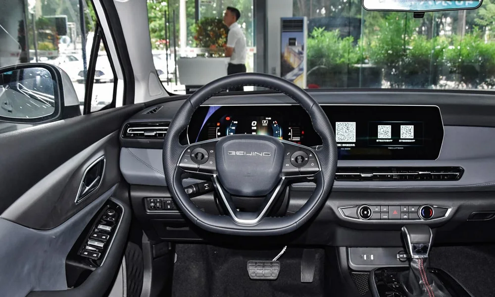 Фото BAIC U5 Plus (2023) — руль. Обшивка обода и компоновка спиц крупным планом. Обогрев обода — опция, которую оценят зимой BAIC U5 Plus (2023) — руль