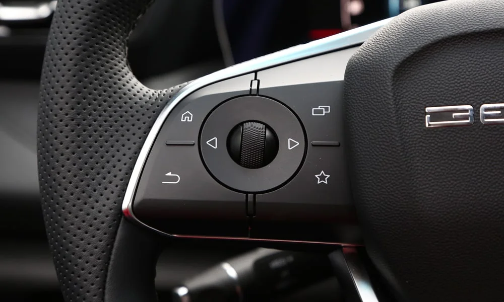 Фото BAIC U5 Plus (2023) — руль, фото 2. Обшивка обода и компоновка спиц крупным планом. Обогрев обода — опция, которую оценят зимой BAIC U5 Plus (2023) — руль, фото 2
