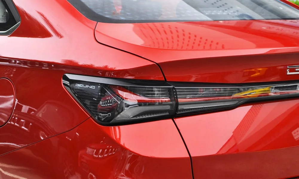 Фото BAIC U5 Plus (2023) — задние фонари. Графика секций крупным планом — ночная подпись модели BAIC U5 Plus (2023) — задние фонари