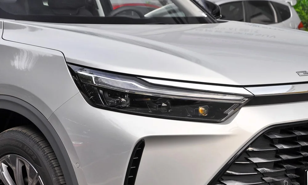 Фото BAIC X7 (2023) — вид спереди, фото 4. Серебристый кузов, строгая симметрия оптики — базовый ракурс знакомства с дизайном. Дневные ходовые огни включаются автоматически с запуском BAIC X7 (2023) — вид спереди, фото 4