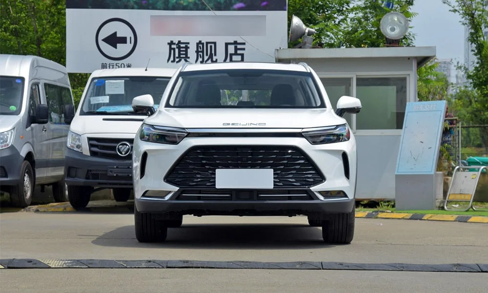 Фото BAIC X7 (2023) — вид спереди, фото 5. Белый кузов, строгая симметрия оптики — базовый ракурс знакомства с дизайном BAIC X7 (2023) — вид спереди, фото 5