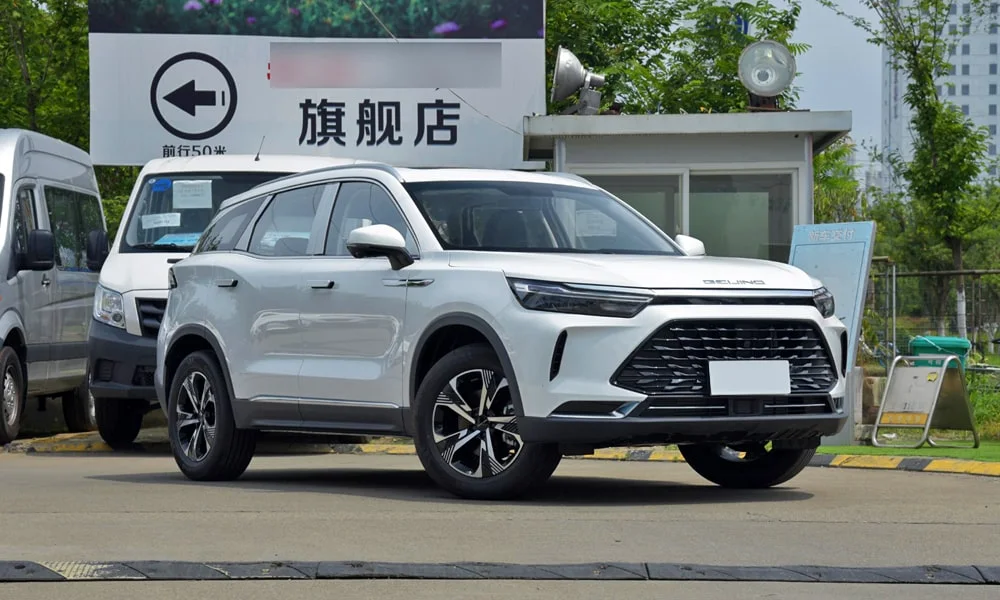 Фото BAIC X7 (2023) — вид спереди, фото 6. Кузов в белом цвете: рисунок оптики и решётки задаёт узнаваемое «лицо» модели BAIC X7 (2023) — вид спереди, фото 6